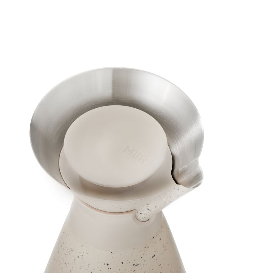 new-standard-carafe-d1 WebPDP-33oz_New_Standard_Carafe_Desert_Tan_Speckle_Studio__CAR1SVOS224_45_Lid_On.jpg
